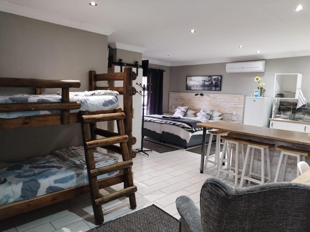 Villa Mariss Guesthouse Kraaifontein Eksteriør bilde
