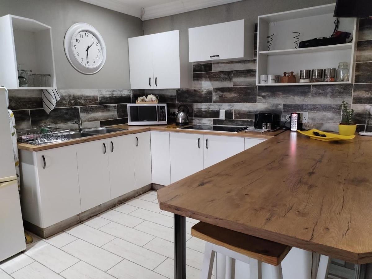 Villa Mariss Guesthouse Kraaifontein Eksteriør bilde