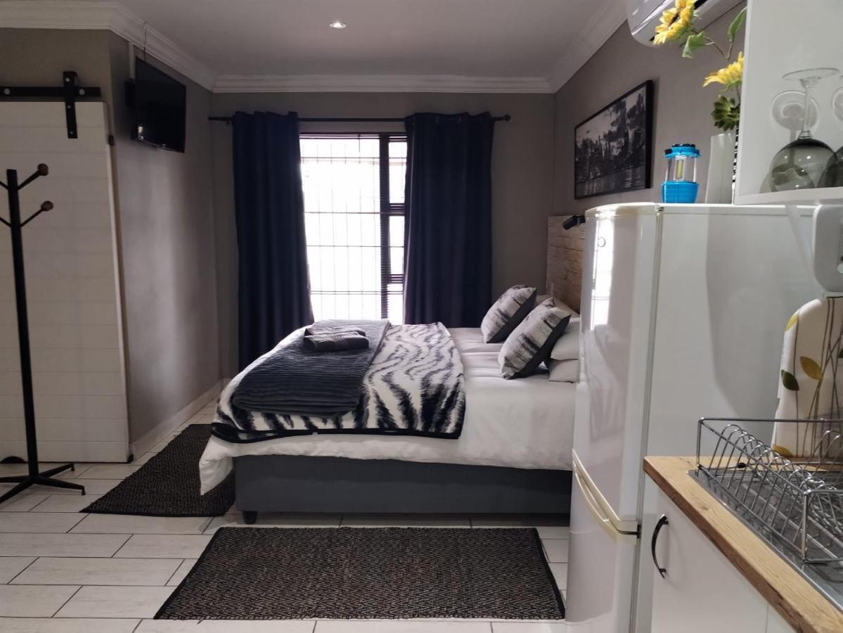 Villa Mariss Guesthouse Kraaifontein Eksteriør bilde