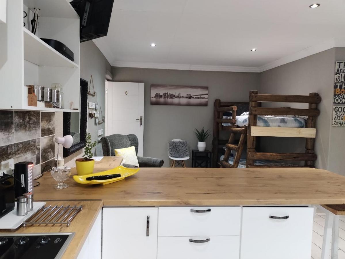Villa Mariss Guesthouse Kraaifontein Eksteriør bilde