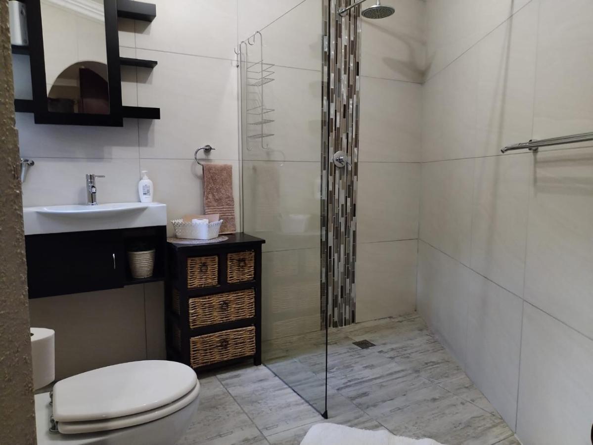 Villa Mariss Guesthouse Kraaifontein Eksteriør bilde