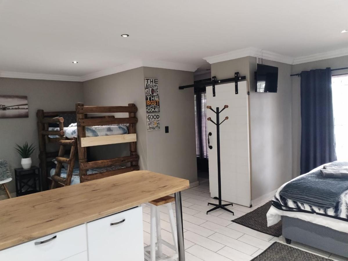 Villa Mariss Guesthouse Kraaifontein Eksteriør bilde